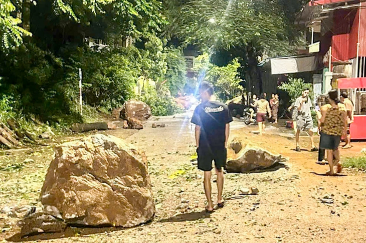 Đá lớn từ núi lăn xuống khu dân cư, làm hư hỏng nhà dân ở Lạng Sơn  - Ảnh 3.