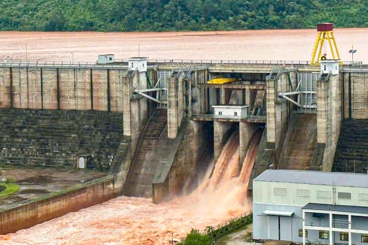 Đá lớn từ núi lăn xuống khu dân cư, làm hư hỏng nhà dân ở Lạng Sơn  - Ảnh 5.