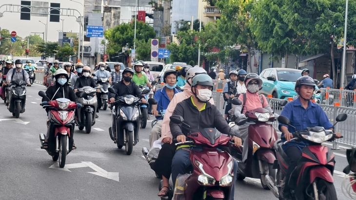 Để tà váy vô tình che biển số xe có bị coi là hành vi che - Ảnh 2.