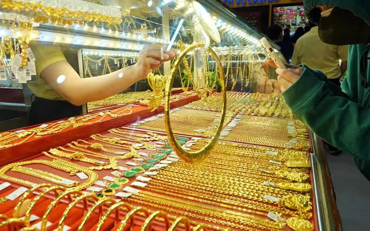 Đọc nhanh 25-8: Giá dầu đi ngang, đồng USD suy yếu, giá vàng tiếp tục vọt lên - Ảnh 3.