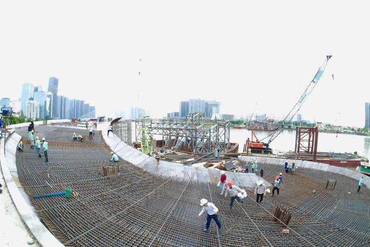 Điều chỉnh thời gian lai dắt nhịp cầu hình lá dừa nước 3.400 tấn về cầu đi bộ sông Sài Gòn - Ảnh 4.