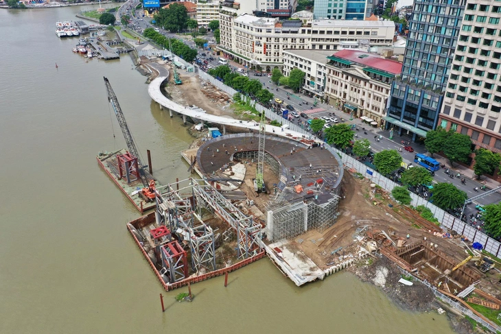 Điều chỉnh thời gian lai dắt nhịp cầu hình lá dừa nước 3.400 tấn về cầu đi bộ sông Sài Gòn - Ảnh 1.