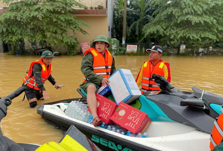 Bộ đội vùng ngập lụt ở Đà Nẵng học lái ca nô, mô tô nước… chuẩn bị ứng cứu trong mùa mưa lũ - Ảnh 2.