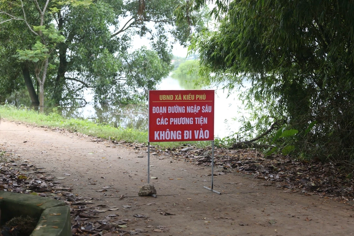 Lũ tại Hà Nội dâng cao , nhiều hộ dân bị cô lập và đường sá ngập úng - Ảnh 8.