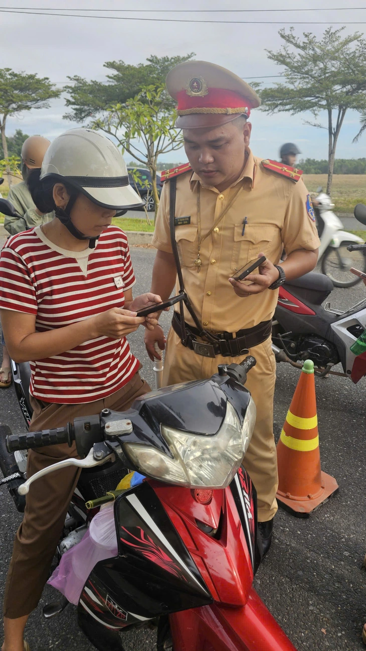 CSGT Công an Đà Nẵng khuyến cáo người dân kiểm tra thông tin phương tiện trên hệ thống VNeiD - Ảnh 1.