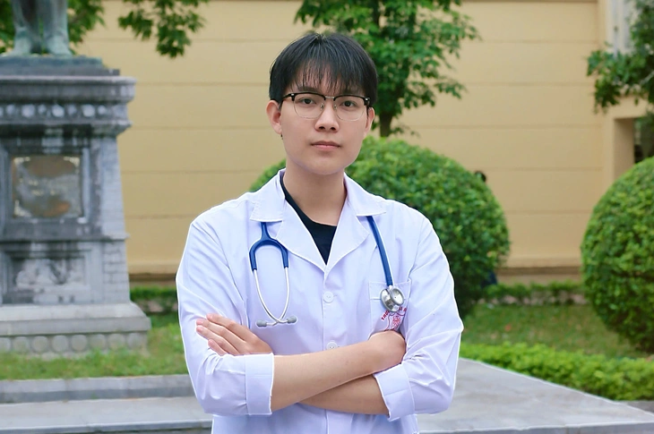 Thủ khoa bác sĩ nội trú Y Hà Nội: Sáng đi viện, chiều đi học, tối gia sư, đêm về lại học - Ảnh 2.