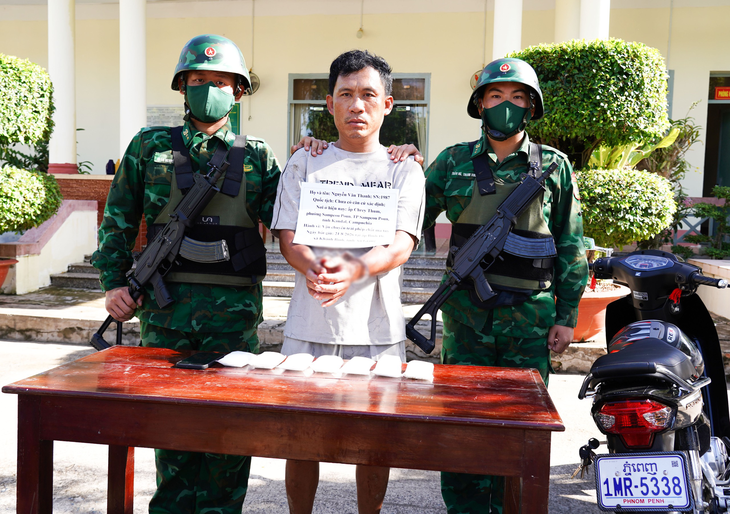 Bắt đối tượng mua gần 0,7kg ma túy từ Campuchia về Việt Nam - Ảnh 2.