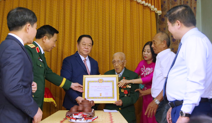 Đại tướng Nguyễn Trọng Nghĩa trao Huy hiệu 80 năm tuổi Đảng cho đảng viên lão thành tại Quảng Trị - Ảnh 2.
