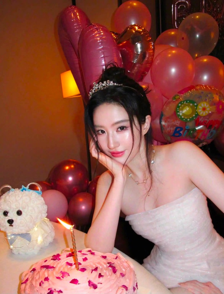 Lưu Diệc Phi diện đầm của nhà thiết kế Việt Phan Huy mừng sinh nhật - Ảnh 3.