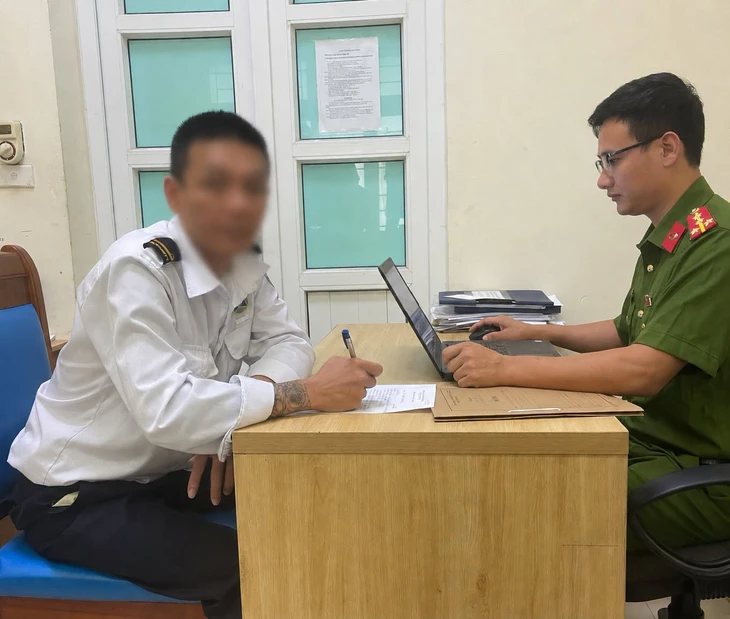 Danh tính bảo vệ liên tục đá vào đầu tài xế xe ôm công nghệ trước cổng khu đô thị - Ảnh 1.