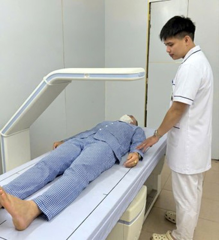 Người cao tuổi khi nào cần đo độ loãng xương và đo để làm gì? - Ảnh 1.