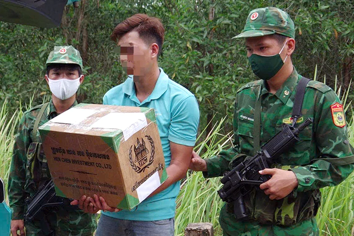 Bộ đội Biên phòng Đồng Nai truy đuổi, bắt ô tô công nghệ chở gần 20kg ma túy khu vực biên giới - Ảnh 1.