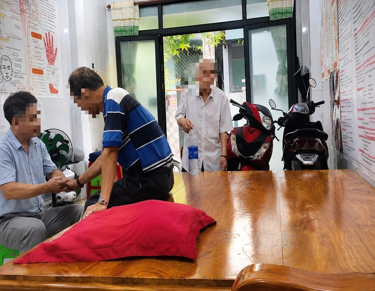 Chữa bệnh như 'Thần y': Khi thầy Đông bấm huyệt - Ảnh 5.