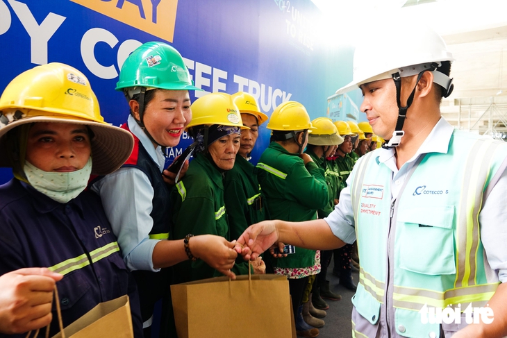Hàng trăm công nhân làm dự án APEC 2027 vui mừng nhận quà và học bổng cho con đến trường - Ảnh 1.