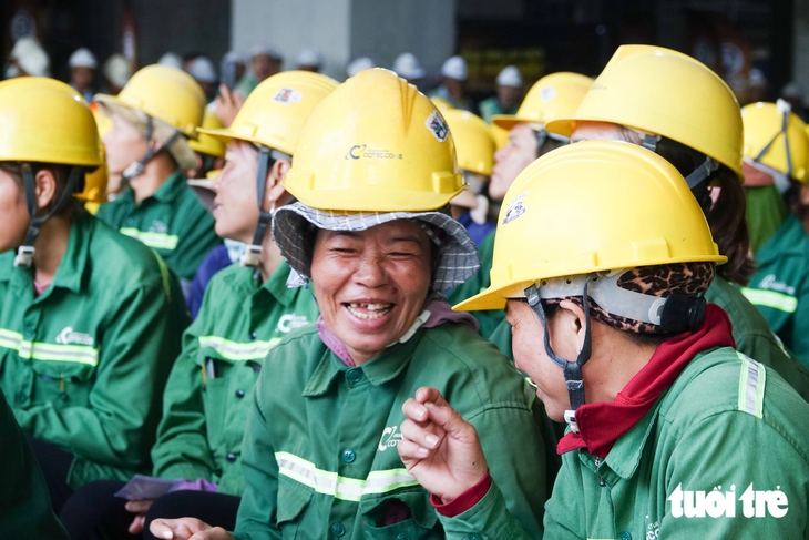 Hàng trăm công nhân làm dự án APEC 2027 vui mừng nhận quà và học bổng cho con đến trường - Ảnh 2.