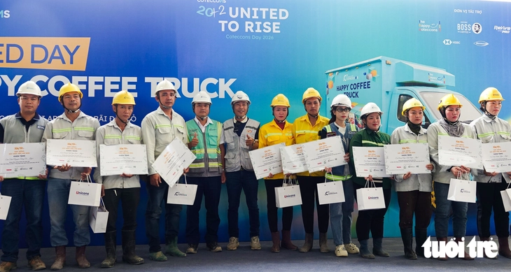 Hàng trăm công nhân làm dự án APEC 2027 vui mừng nhận quà và học bổng cho con đến trường - Ảnh 3.