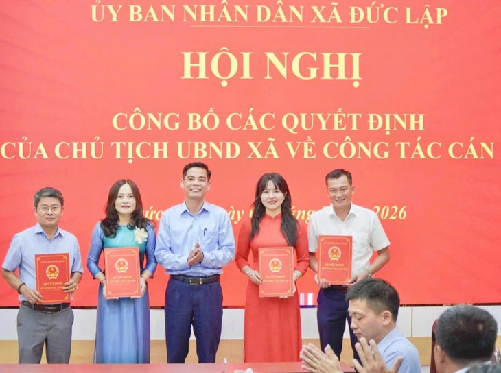 Đã  dư 3, vẫn bổ nhiệm 2 người trước sáp nhập trường - Ảnh 1.