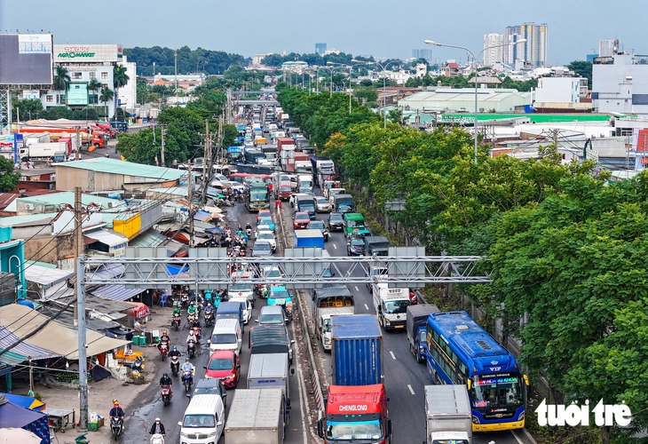 TP.HCM đề xuất cấm xe tải trên 1 tấn vào nội thành từ 6h đến 22h - Ảnh 1.
