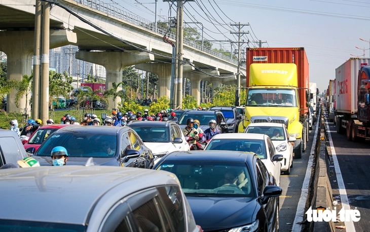 TP.HCM đề xuất cấm xe tải trên 1 tấn vào nội thành từ 6h đến 22h - Ảnh 2.