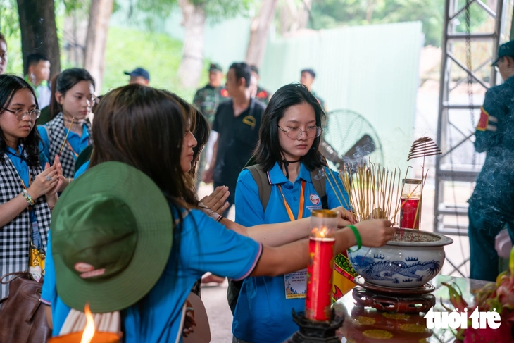 Kiều bào trẻ xúc động thăm công viên Lê Thị Riêng, nghe 'kiều bào lớn' kể chuyện kháng chiến - Ảnh 1.