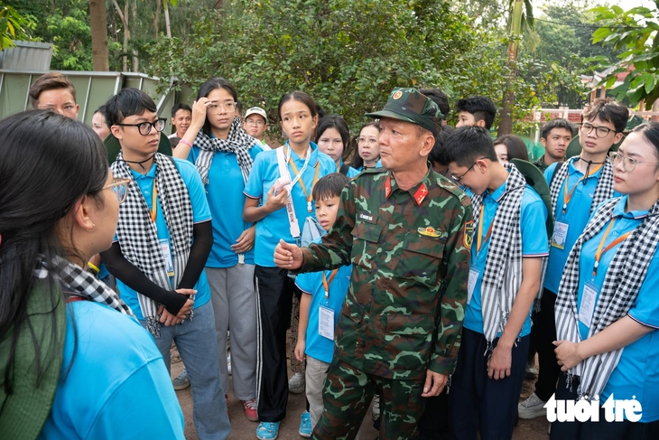 Kiều bào trẻ xúc động thăm công viên Lê Thị Riêng, nghe 'kiều bào lớn' kể chuyện kháng chiến - Ảnh 2.