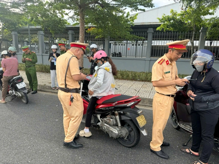 CSGT Công an Đà Nẵng khuyến cáo người dân kiểm tra thông tin phương tiện trên hệ thống VNeiD - Ảnh 2.