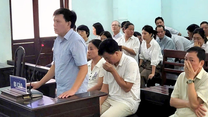 Cựu Ph&oacute; ch&aacute;nh t&ograve;a v&agrave; cựu Ph&oacute; viện trưởng Viện Kiểm s&aacute;t nh&acirc;n d&acirc;n TP Huế l&atilde;nh &aacute;n v&igrave; nhận hối lộ - Ảnh 2.