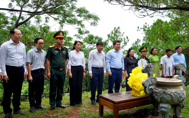 Tết Độc lập, dòng người nườm nượp thăm nhà lưu niệm Đại tướng Võ Nguyên Giáp - Ảnh 6.
