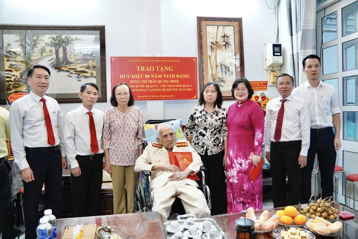 Phó chủ tịch UBND TP.HCM trao Huy hiệu Đảng tại phường Phú Lợi - Ảnh 2.