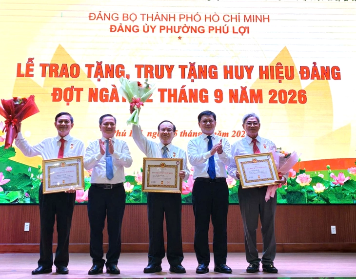 Phó chủ tịch UBND TP.HCM trao Huy hiệu Đảng tại phường Phú Lợi - Ảnh 4.