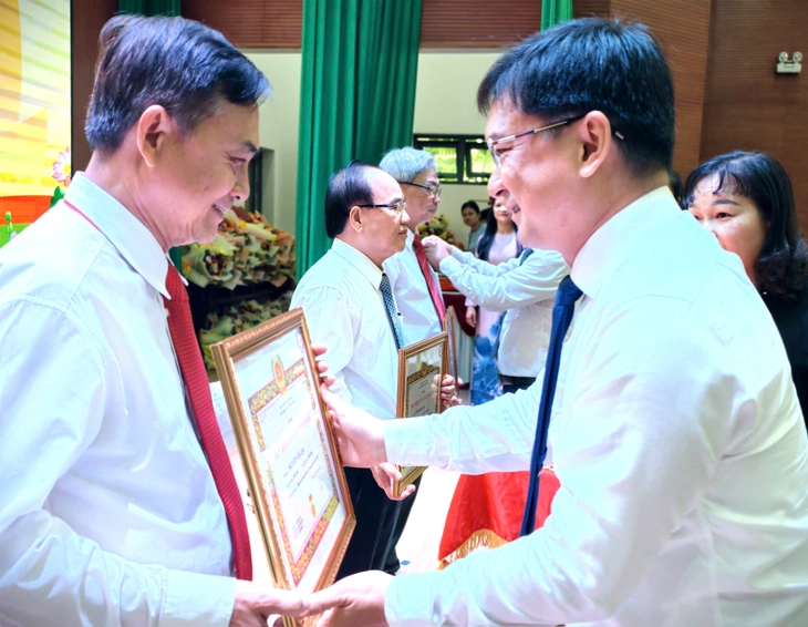 Phó chủ tịch UBND TP.HCM trao Huy hiệu Đảng tại phường Phú Lợi - Ảnh 3.
