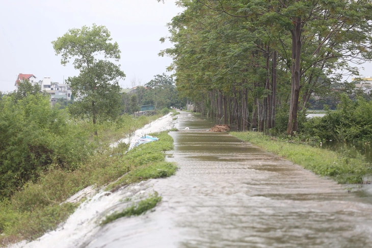Lũ tại Hà Nội dâng cao , nhiều hộ dân bị cô lập và đường sá ngập úng - Ảnh 7.