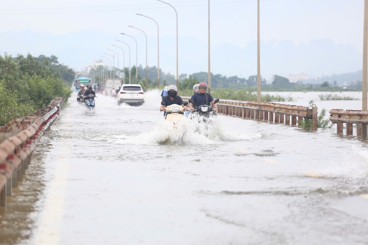Lũ tại Hà Nội dâng cao , nhiều hộ dân bị cô lập và đường sá ngập úng - Ảnh 1.