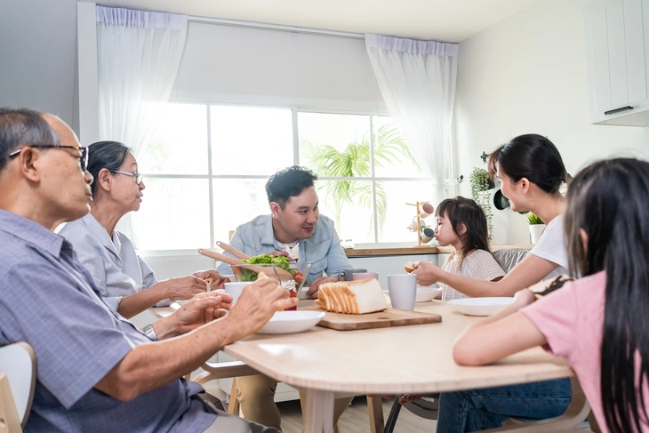 Thế hệ “sandwich”: Khi sự tự chủ tài chính trở thành món quà dành cho gia đình - Ảnh 1.
