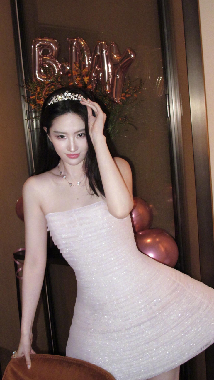 Lưu Diệc Phi diện đầm của nhà thiết kế Việt Phan Huy mừng sinh nhật - Ảnh 4.