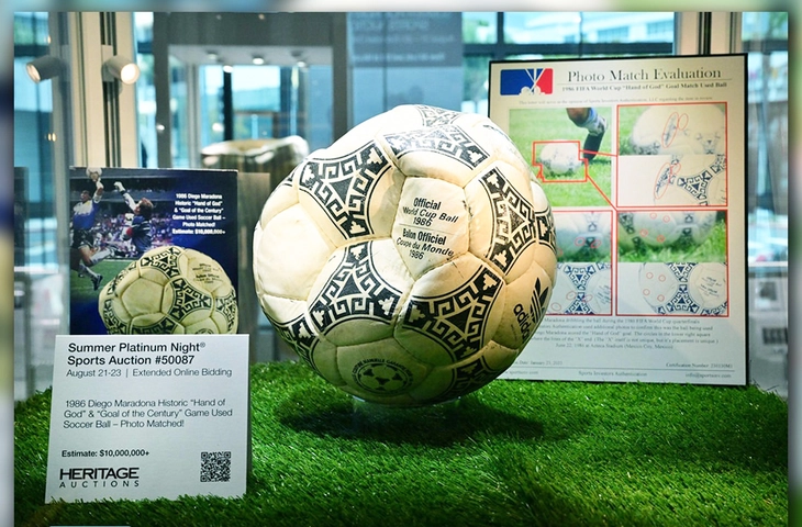 Quả bóng gắn với “Bàn tay của Chúa” của Maradona bán gần 87 tỷ đồng - Ảnh 1.
