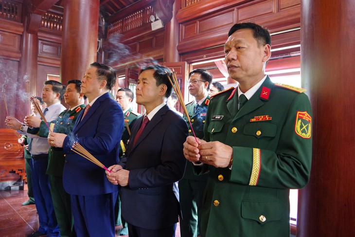 Đại tướng Nguyễn Trọng Nghĩa trao Huy hiệu 80 năm tuổi Đảng cho đảng viên lão thành tại Quảng Trị - Ảnh 3.