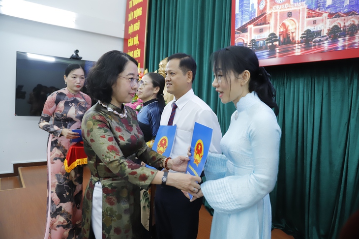 Phường Bến Thành giảm 4 trường, Trường THCS Nguyễn Du sáp nhập Đồng Khởi, hiệu trưởng mới - Ảnh 4.