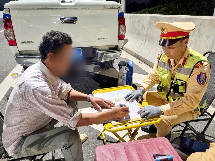 Phạt hơn 126 triệu đồng lái xe và đơn vị thi công vi phạm trên cao tốc Cần Thơ - Cà Mau - Ảnh 3.