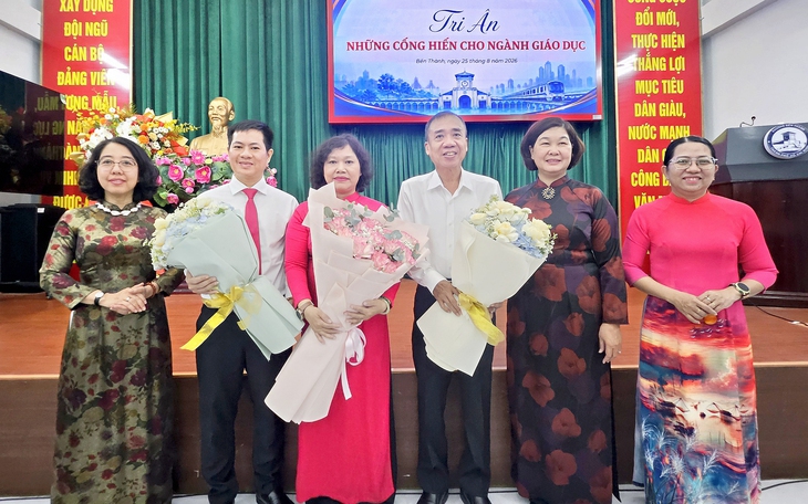 Nữ hiệu trưởng ‘ném cốc’ ở Ninh Bình không làm hiệu trưởng trường mới sau sắp xếp - Ảnh 3.