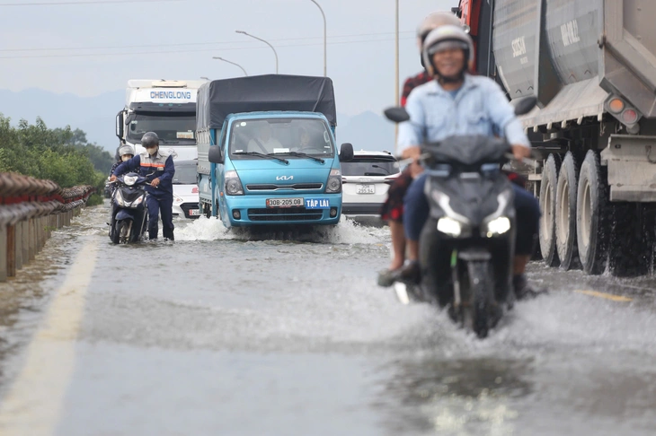 Lũ tại Hà Nội dâng cao , nhiều hộ dân bị cô lập và đường sá ngập úng - Ảnh 4.