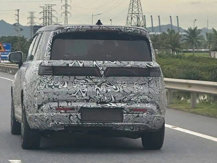 Xe điện VinFast 'lạ mắt' lộ diện trên đường, gầm cao hơn VF 8, có chi tiết như xe hybrid - Ảnh 2.