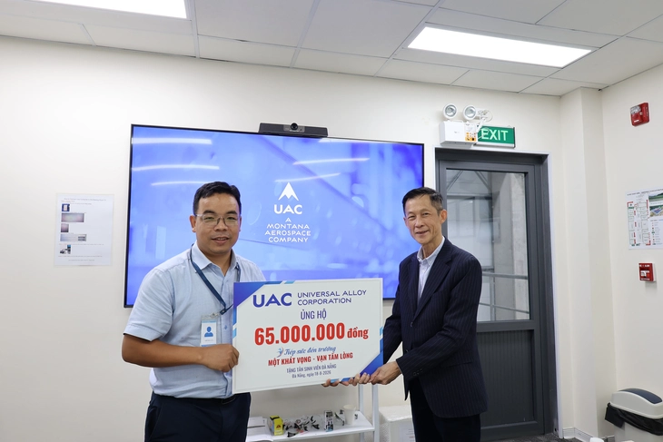 Doanh nhân Việt kiều Trương Hoàng Nguyên: 'Tôi ngạc nhiên về lòng dũng cảm của các tân SV nghèo' - Ảnh 2.