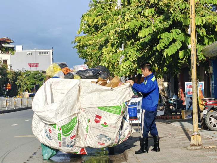 Phân loại rác ở TP.HCM: 2 hay 3 loại mới hợp lý? - Ảnh 1.