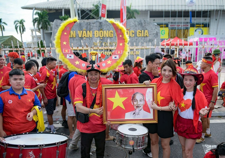 CĐV mở hội trước sân Mỹ Đình chờ Việt Nam đấu Thái Lan - Ảnh 11.