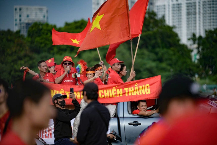 CĐV mở hội trước sân Mỹ Đình chờ Việt Nam đấu Thái Lan - Ảnh 12.