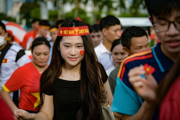CĐV mở hội trước sân Mỹ Đình chờ Việt Nam đấu Thái Lan - Ảnh 13.