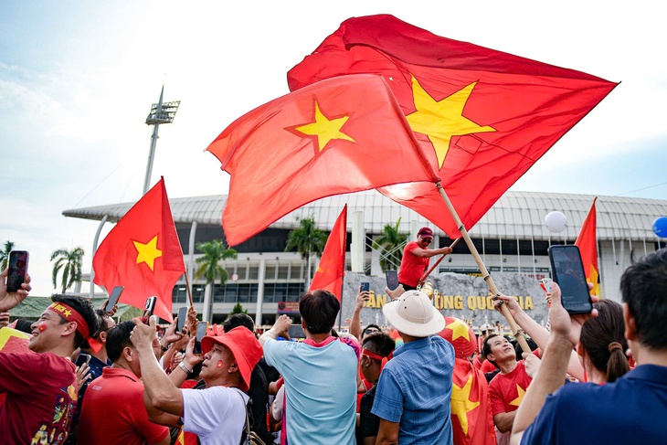 CĐV mở hội trước sân Mỹ Đình chờ Việt Nam đấu Thái Lan - Ảnh 1.
