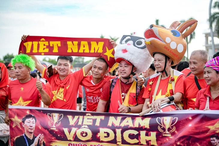 CĐV mở hội trước sân Mỹ Đình chờ Việt Nam đấu Thái Lan - Ảnh 8.