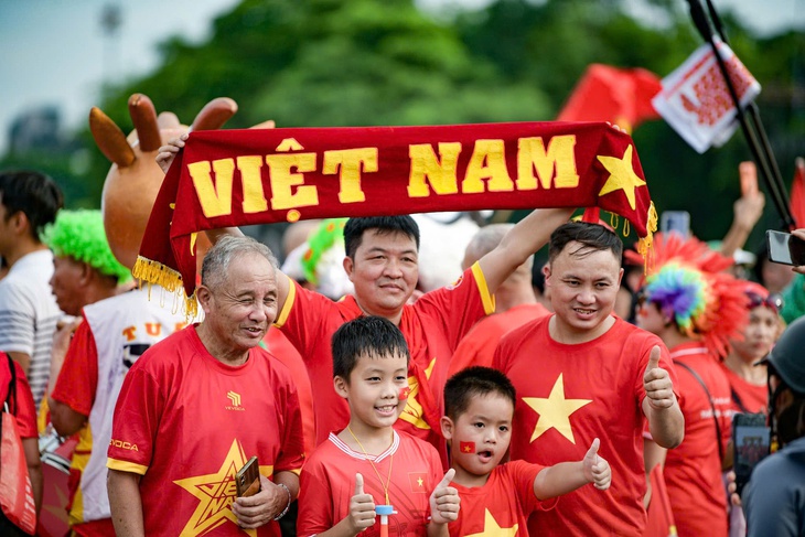 CĐV mở hội trước sân Mỹ Đình chờ Việt Nam đấu Thái Lan - Ảnh 10.